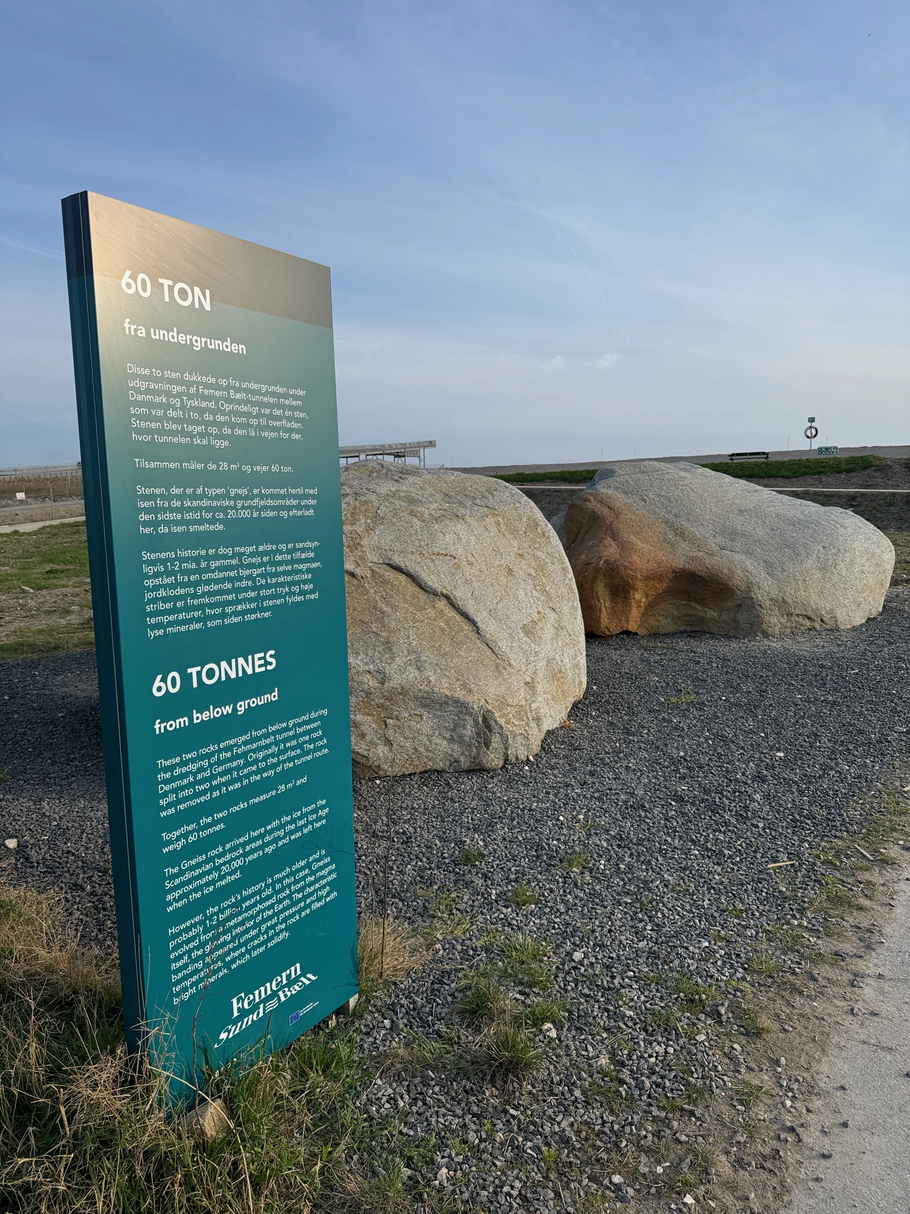 Die zwei uralten Gneisblöcke, die aus dem Meeresboden für den Fehmarnbelt-Tunnel geborgen wurden